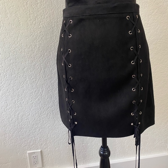 Missguided suede eyelet skirt 8 - Picture 3 of 11